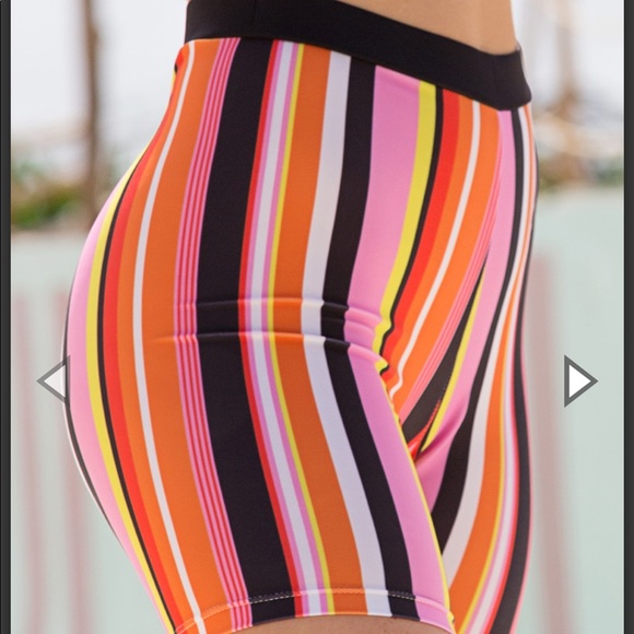 Striped biker shorts and crop top set - Picture 2 of 7